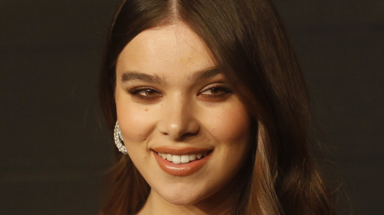 Hailee Steinfeld sourit