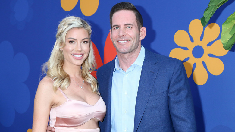 Tarek El Moussa et Heather Rae Young posent 