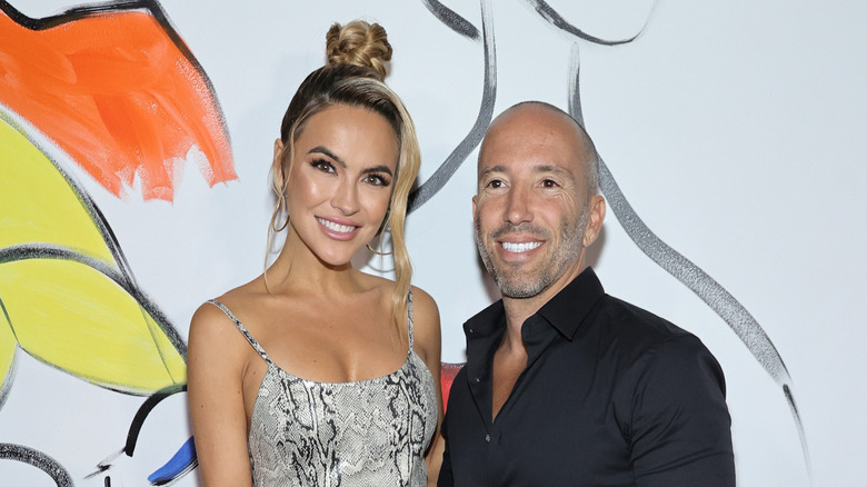 Chrishell Stause et Jason Oppenheim posent