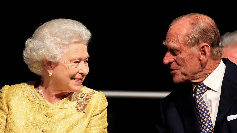 La reine Elizabeth sourit au prince Philip lors d'une conversation