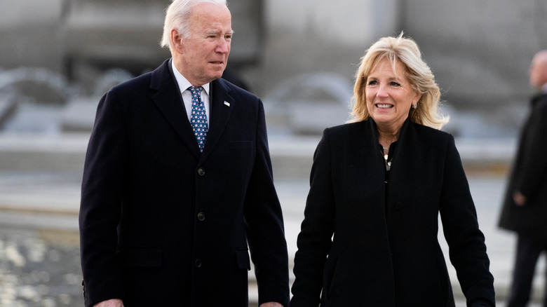 Commandant Biden, berger allemand, courant avec un ballon 