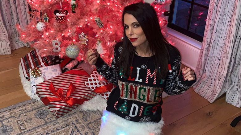 Bethenny Frankel près du sapin de Noël