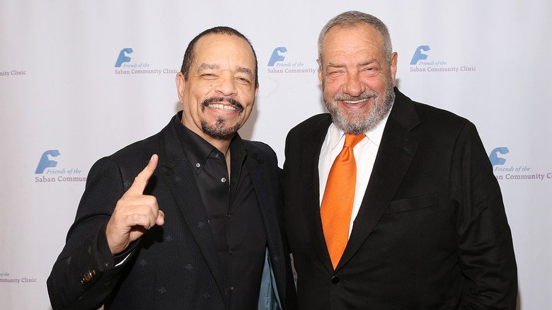 Ice-T Dick Wolf souriant sur le tapis rouge 