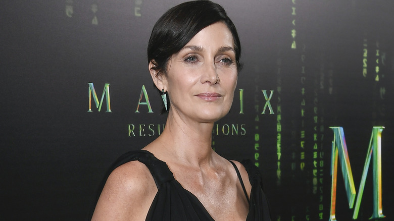 Carrie-Anne Moss posant