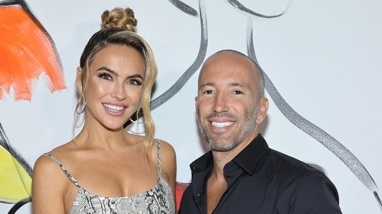 Chrishell Stause et Jason Oppenheim souriant