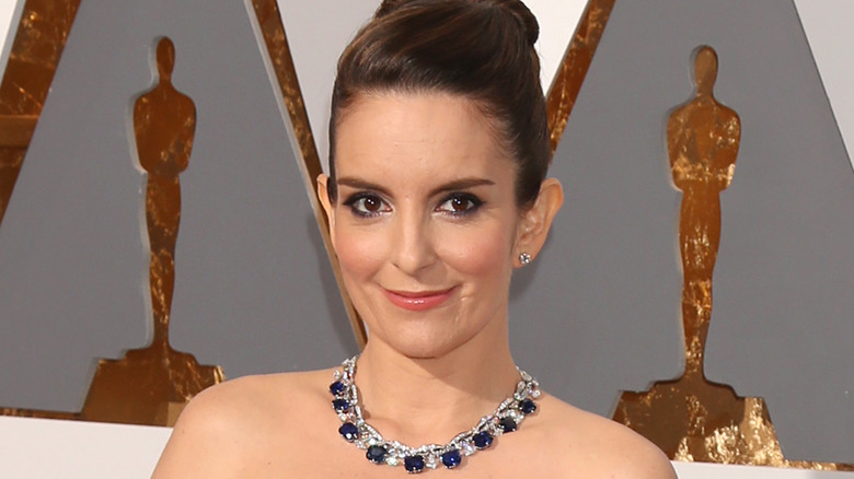 Tina Fey avec un updo sur le tapis rouge