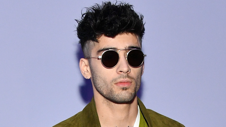 Zayn Malik porte des lunettes de soleil