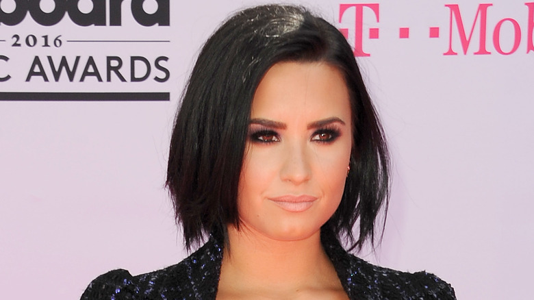 Demi Lovato avec une coupe de cheveux bob