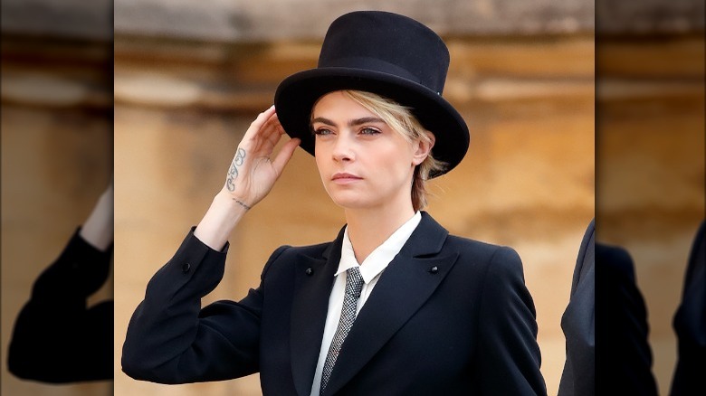 Cara Delevingne en chapeau haut de forme