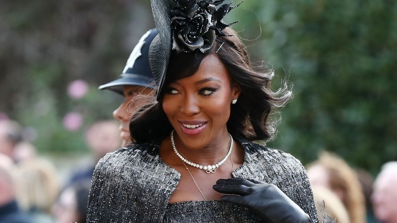 Naomi Campbell portant un bonnet et des gants