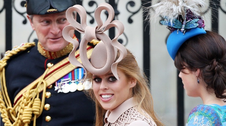 Princesse Béatrice souriante avec un chapeau