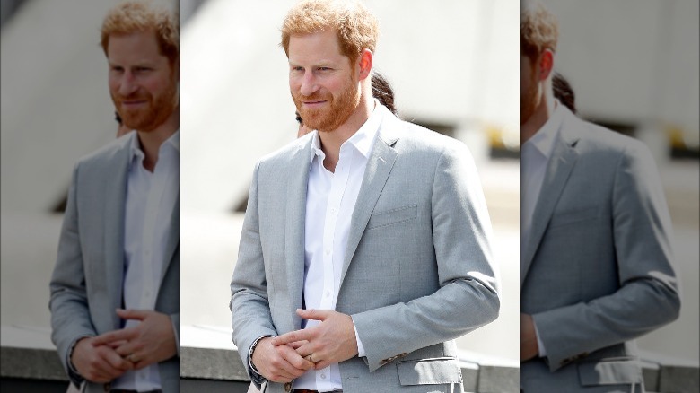 Le prince Harry touche sa bague de mariage