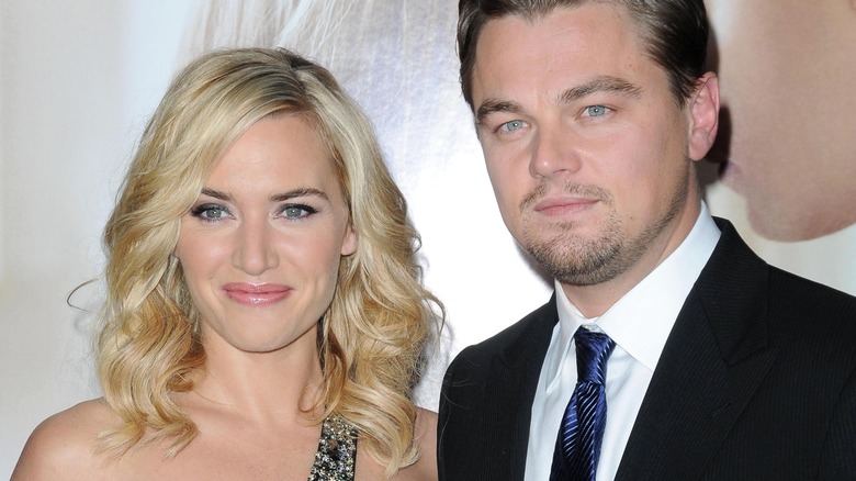 Kate Winslet et Leonardio DiCaprio sourient sur le tapis rouge