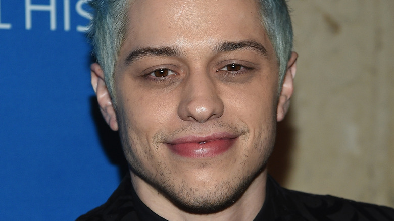 Pete Davidson sourit lors d'un événement