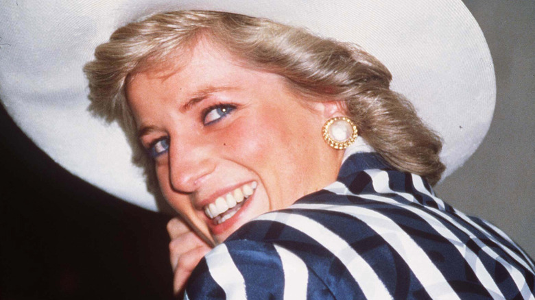 La princesse Diana souriant par-dessus son épaule