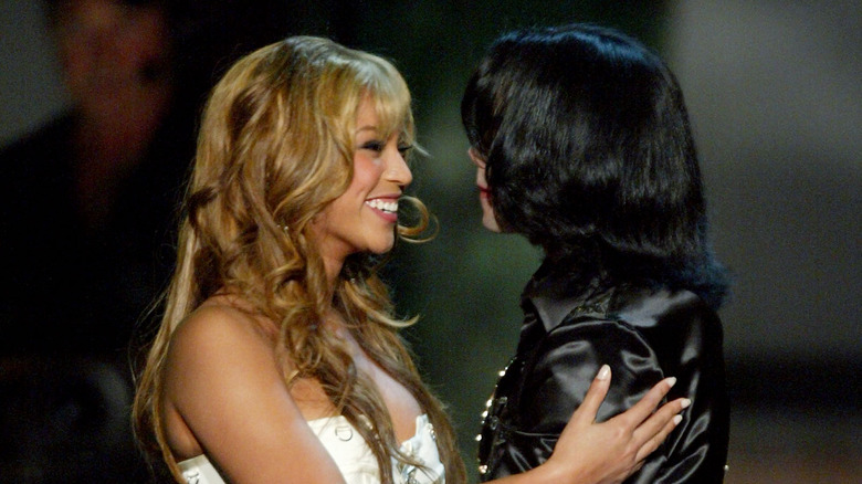 Beyoncé et Michael Jackson s'embrassent