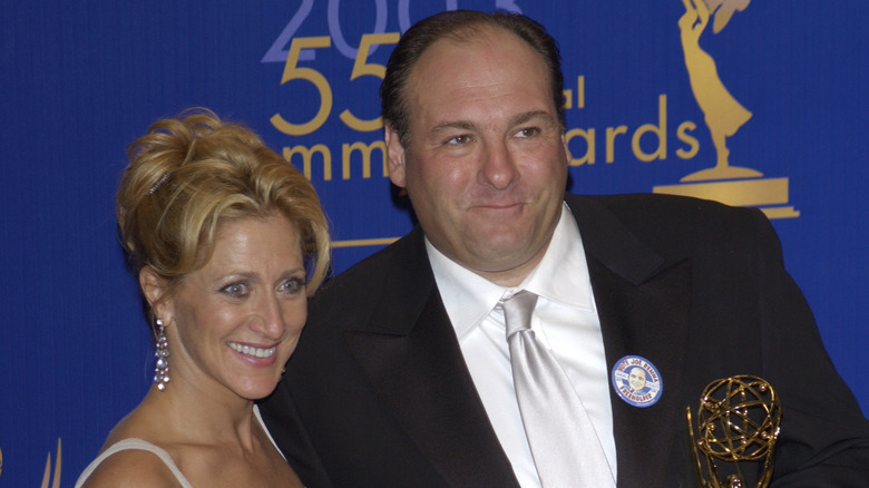 Edie Falco et James Gandolfini posant aux Emmys 2003