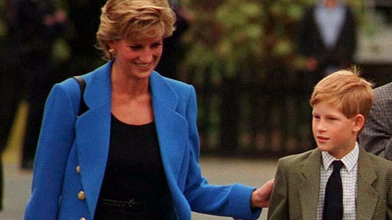 Le jeune prince Harry et la princesse Diana