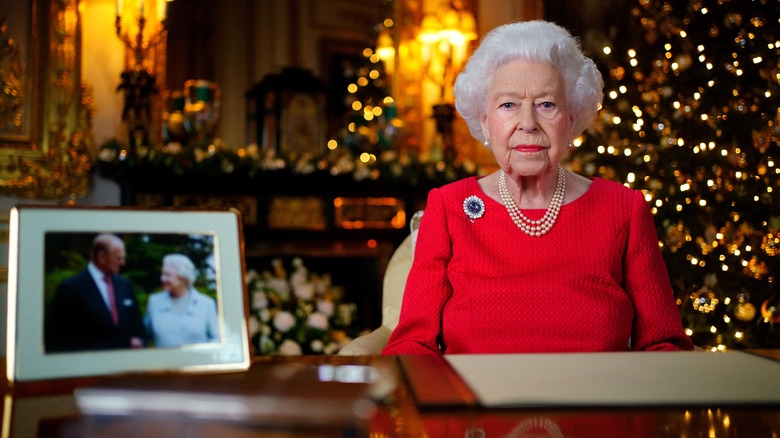 La reine Elizabeth II assise à son bureau