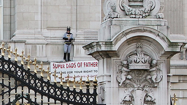 Jason Hatch, un militant de Fathers 4 Justice déguisé en Batman protestant sur le balcon du palais de Buckingham