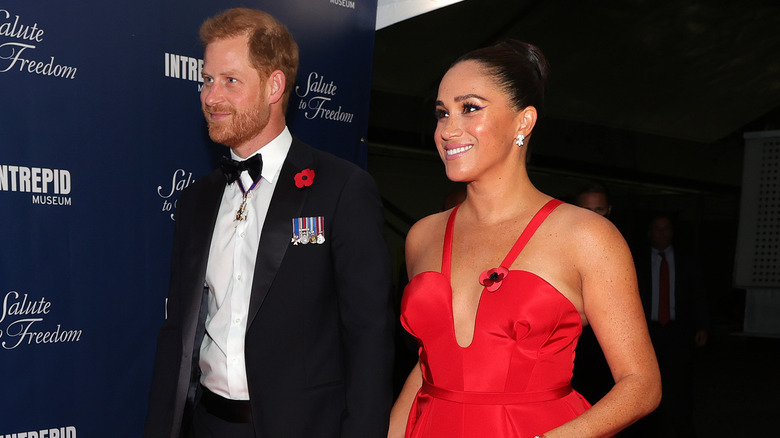 Le prince Harry et Meghan Markle sourient