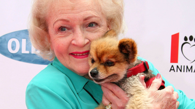 Betty White posant avec un chien 