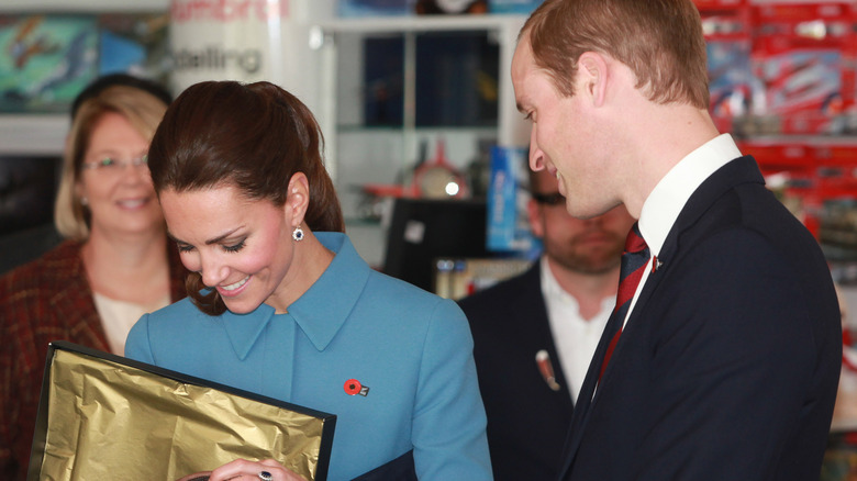 Le prince William et Kate Middleton ouvrent un cadeau