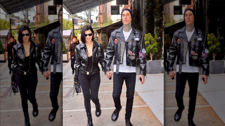 Travis Barker et Kourtney Kardashian se tiennent la main