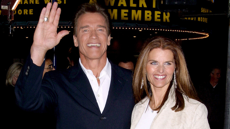 Arnold Schwarzenegger et Maria Shriver saluent la foule