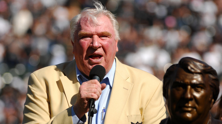 John Madden souriant