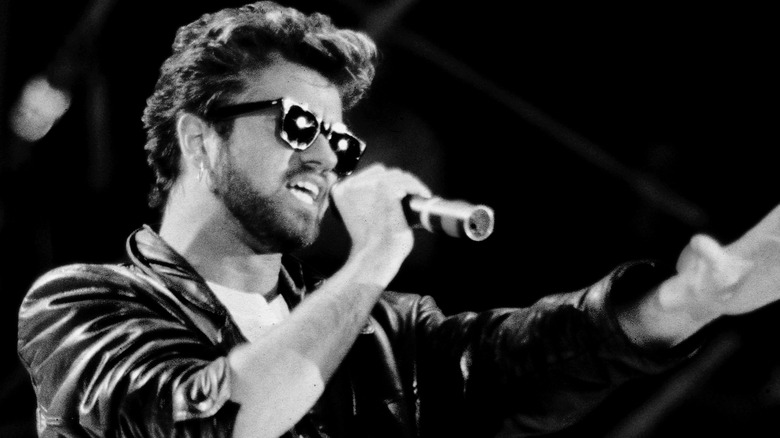 George Michael en train de jouer