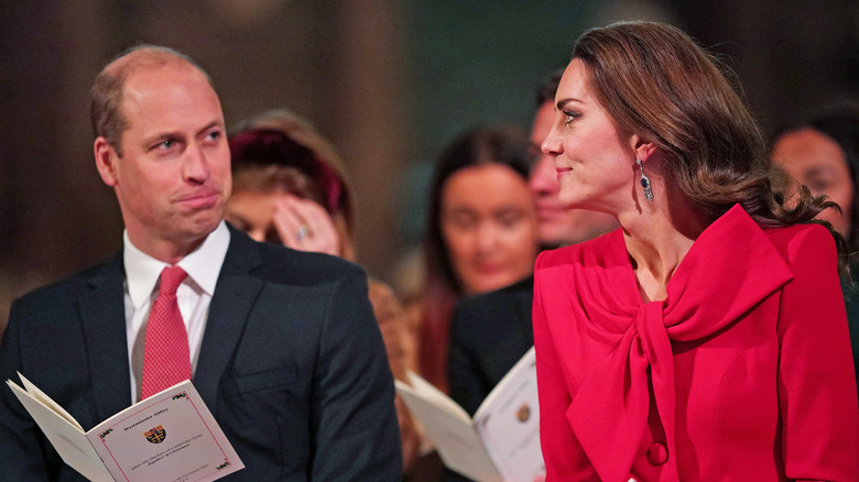 Kate Middleton regarde le prince William