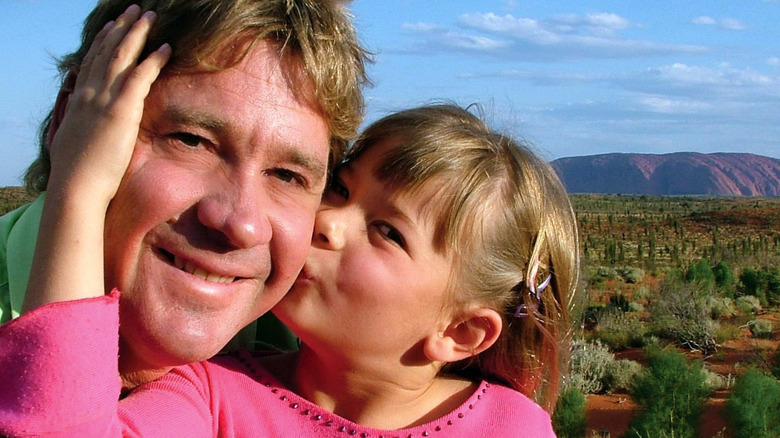 Bindi Irwin embrassant la joue de Steve Irwin