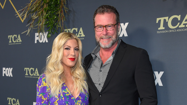 Tori Spelling et Dean McDermott posent 