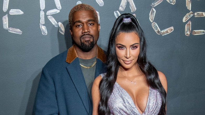 Kanye West et Kim Kardashian posent lors d'un événement