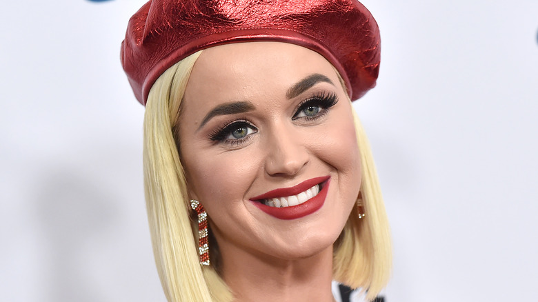 Katy Perry portant un chapeau rouge