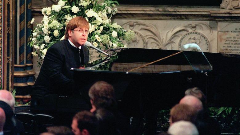 Elton John lors des funérailles de la princesse Diana en 1997