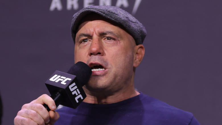 Joe Rogan lors d'une pesée UFC en décembre 2021