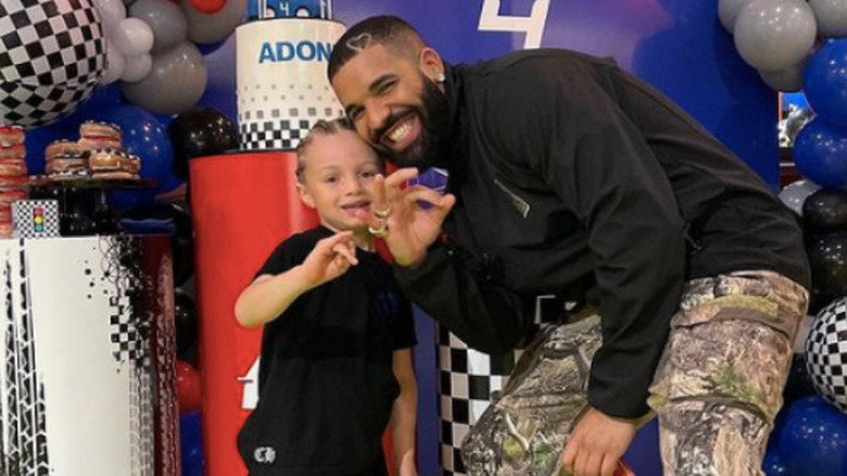 Drake et Adonis posant à sa fête d'anniversaire 