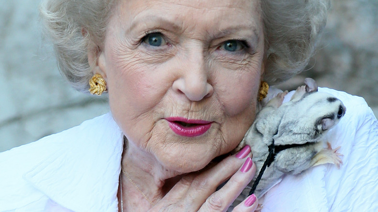 Betty White avec un animal