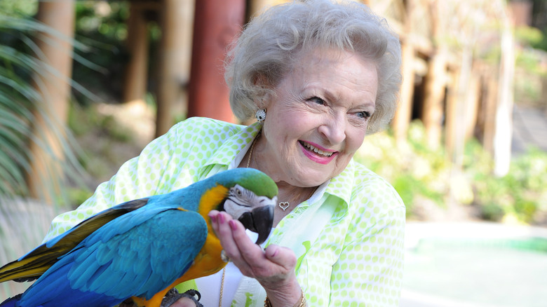 Betty White tient un perroquet 