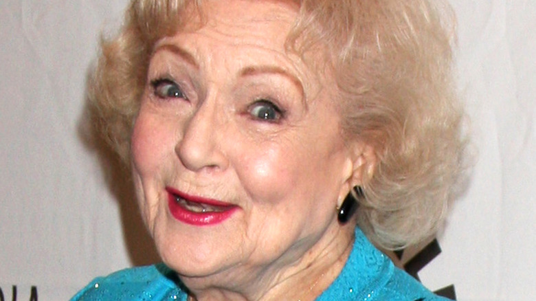 Betty White tient un petit animal lors du 45e bal annuel de la Greater Los Angeles Zoo Association (GLAZA) 2015