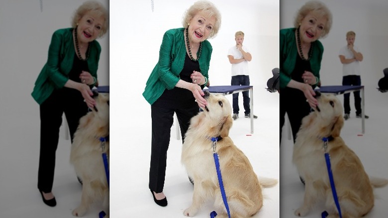 Betty White en 2012 avec un Golden Retriever