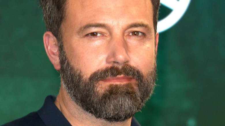 Ben Affleck regarde la caméra