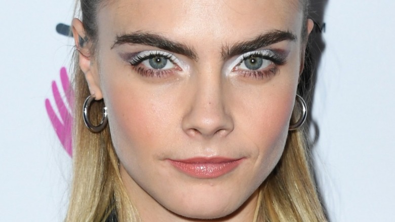 Cara Delevingne regarde la caméra