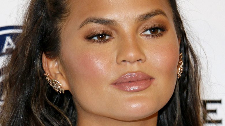 Chrissy Teigen montre les résultats de sa greffe de sourcils