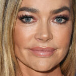 Denise Richards change-t-elle de ton à propos de sa photo controversée sans masque ?