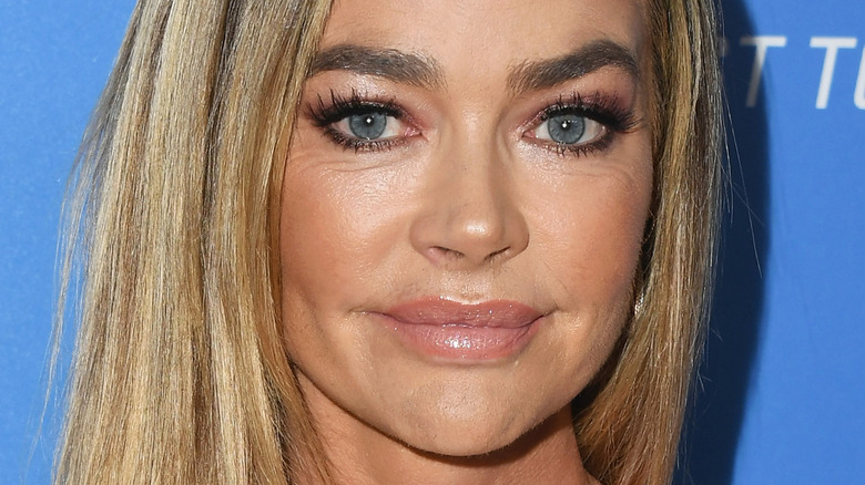 Denise Richards change-t-elle de ton à propos de sa photo controversée sans masque ?