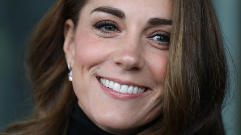 Kate Middleton a-t-elle vraiment roulé des yeux en public lorsqu’elle a été interrogée sur Meghan et Harry ?