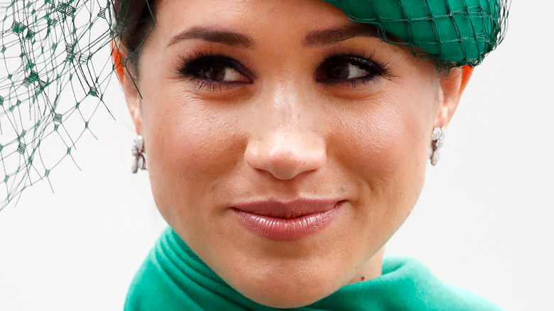 Meghan Markle sourit lors d'une sortie